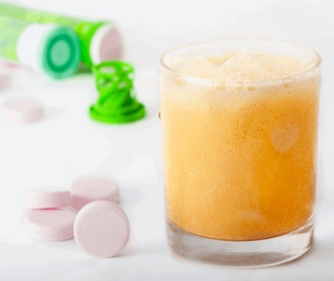 Elektrolity dla aktywnych – kiedy warto sięgnąć po tabletki musujące?