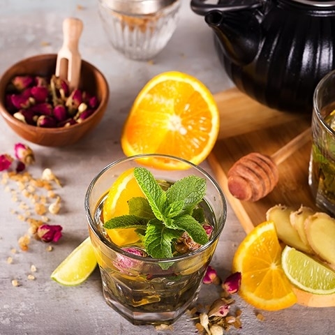 Herbaty ziołowe jako podstawa do napojów chłodzących