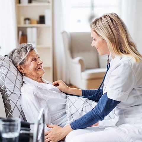 Jak opiekować się chorym leżącym?