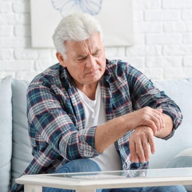 Jak wygląda życie z chorobą Parkinsona? Objawy, leczenie i postępowanie pozamedyczne