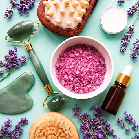 Jakie zioła na dolegliwości skórne? Przepisy na ziołowe maseczki