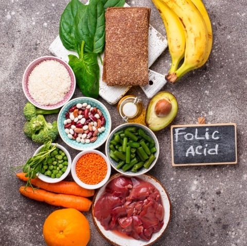 Kwas foliowy (witamina B9) – rola w organizmie, źródła, skutki niedoboru