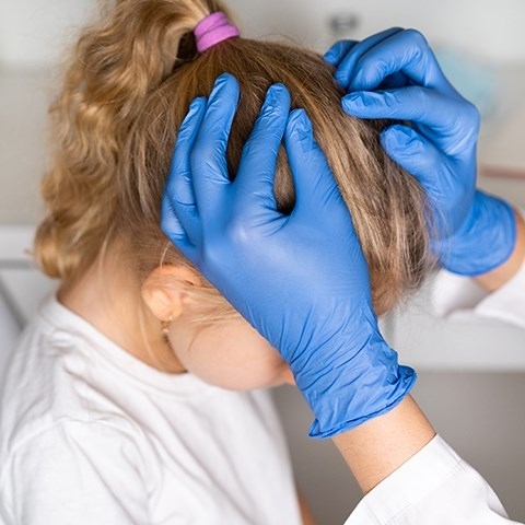 Nauczyciele biją na alarm: wszawica to poważny problem! Jak sobie z nią poradzić?