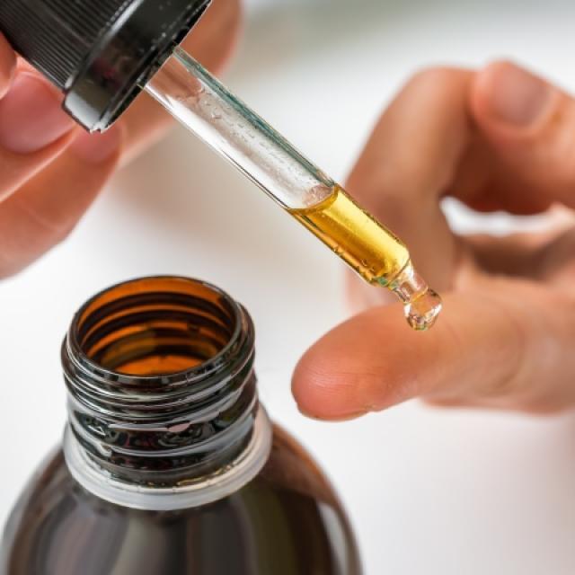 Olejki eteryczne – aromaterapia i nie tylko. Jak wykorzystać siłę olejków eterycznych?