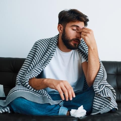 Pseudoefedryna - jak działa, w jakich lekach występuje? Jak bezpiecznie dawkować pseudoefedrynę?