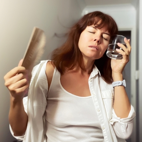 Uderzenia gorąca – najczęstsze przyczyny i jak sobie z nimi radzić?