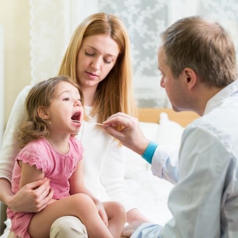 Zapalenie krtani u dziecka. Dlaczego może być niebezpieczne?