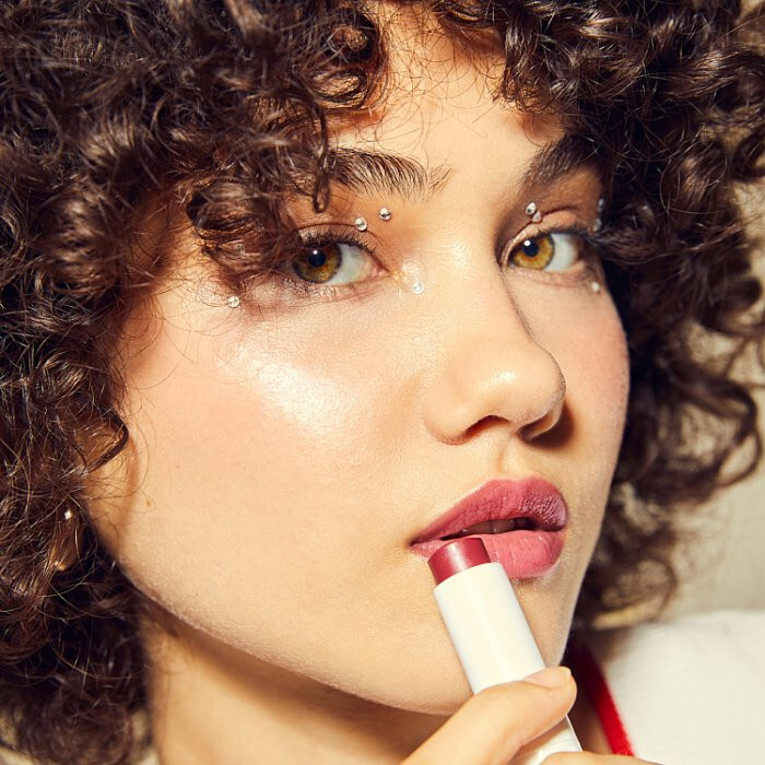 Nivea Bridgerton Pielęgnująca Pomadka do ust Blackberry Pie, 4,8 g