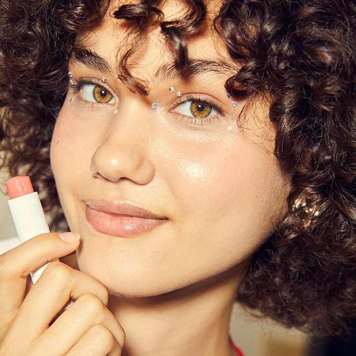 Nivea Bridgerton Pielęgnująca Pomadka do ust Peach Tea, 4,8 g