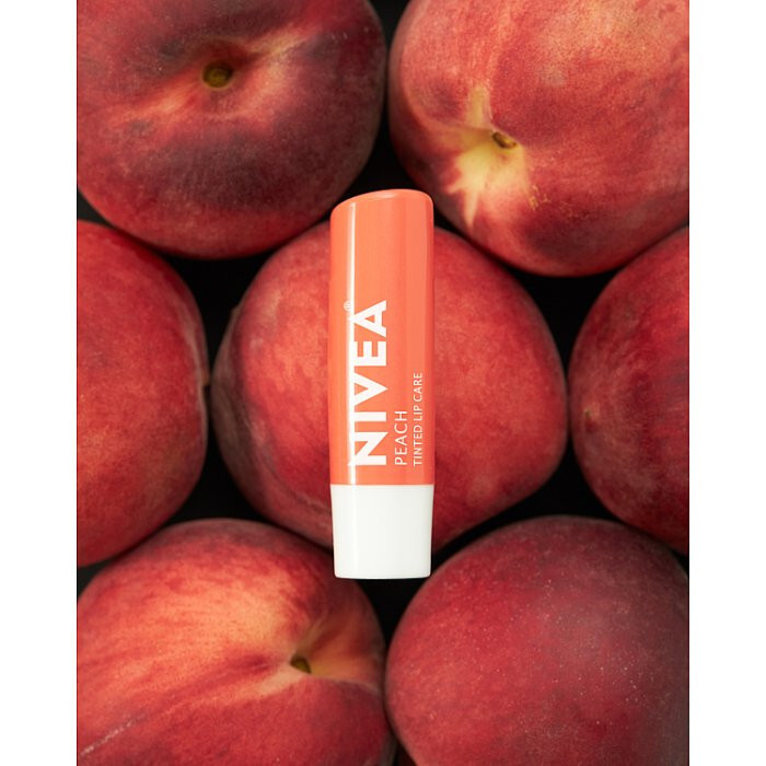 Nivea Bridgerton Pielęgnująca Pomadka do ust Peach Tea, 4,8 g