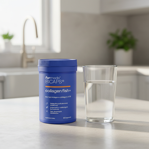 Słoik Bicaps Collagen Fish+ obok szklanki wody