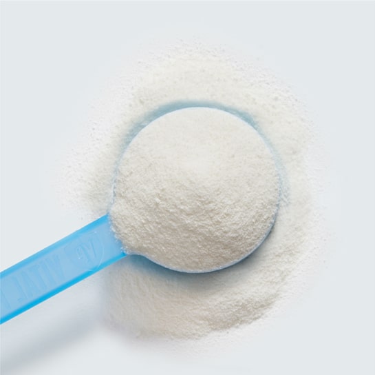 Sypki product Vital Proteins na łyżeczce