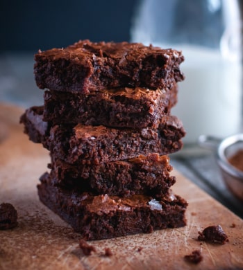 Kolagenowe browni pokrojone w kostke. Kostki ułożone jedna na drugiej