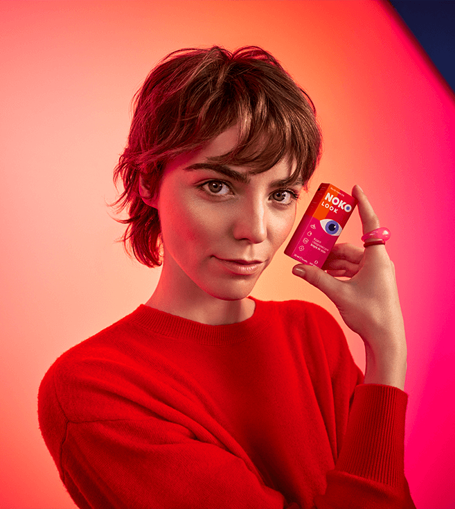 Kobieta z produktem NOKO LOOK