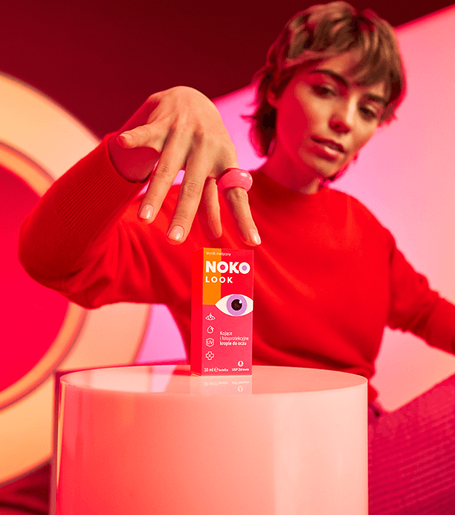 Kobieta z produktem NOKO LOOK