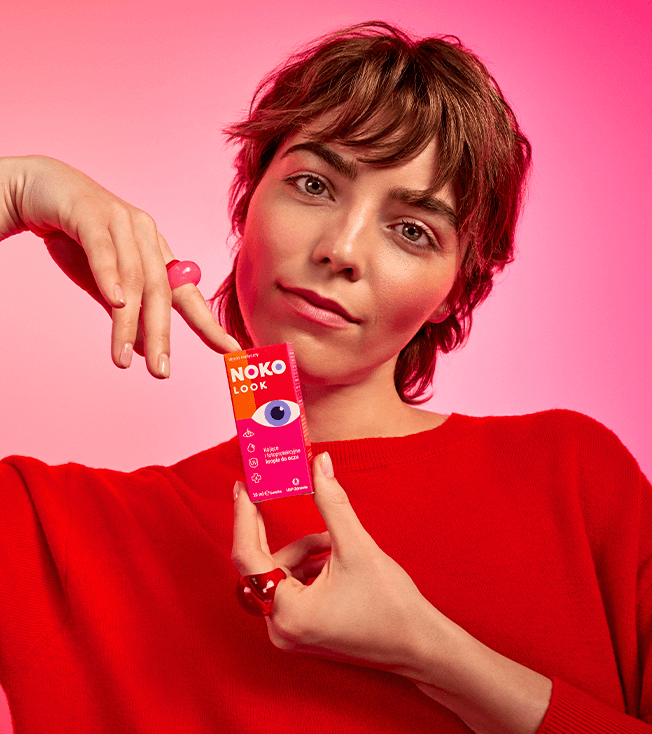Kobieta z produktem NOKO LOOK