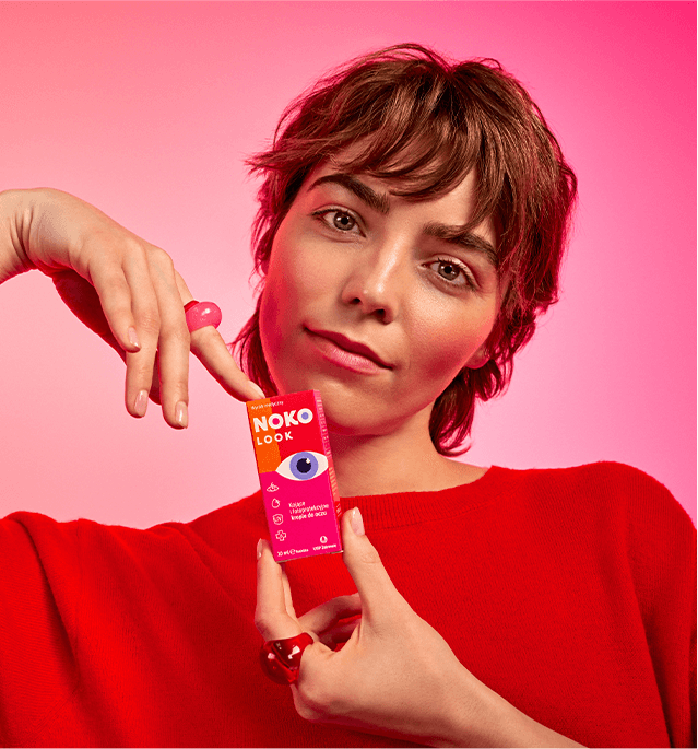 Kobieta z produktem NOKO LOOK