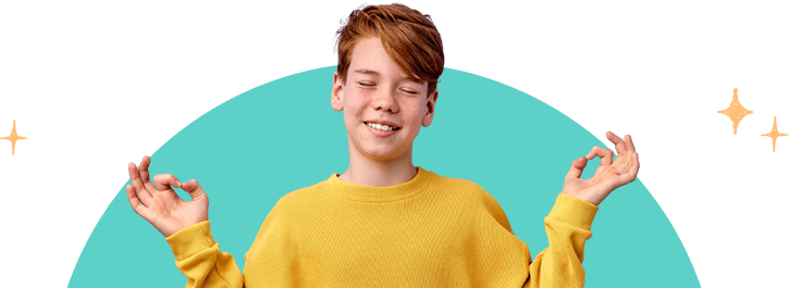 Uśmiechnięty nastolatek w żółtej bluzie wykonuje gest medytacji