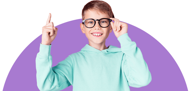 Uśmiechnięty nastolatek wskazuje palcem na wspierane elementy funkcjonalne człowieka