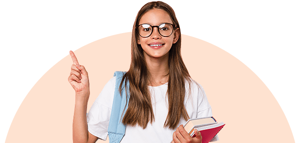 Uśmiechnięty nastolatka z książką wskazuje palcem na wspierane elementy funkcjonalne człowieka