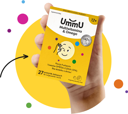 UmmU Multiwitamina & Omega 12+ w ręce dziecka