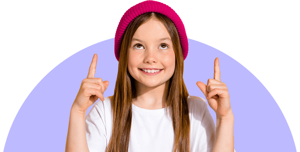 Uśmiechnięta nastolatka wskazuje palcem na wspierane elementy funkcjonalne człowieka