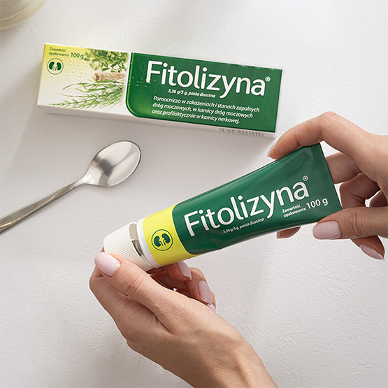 opakowanie Fitolizyna w&nbsp;dłoniach, w&nbsp;tle łyżeczka
